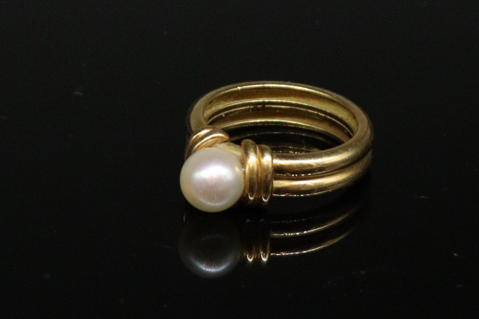 Null 
18K(750)黄金双环，镶嵌一颗珍珠。









手指大小：51 - 毛重：5.50克。

(震惊)



暂停条件下的销售。