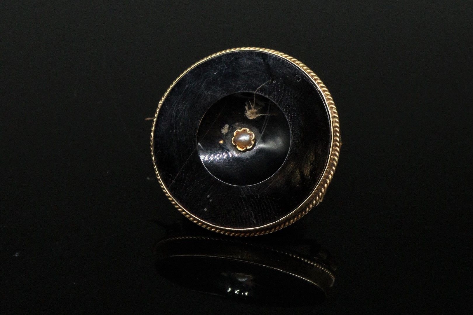 Null Onyx mourning brooch set with a small baroque pearl, 18k (750) yellow gold &hellip;