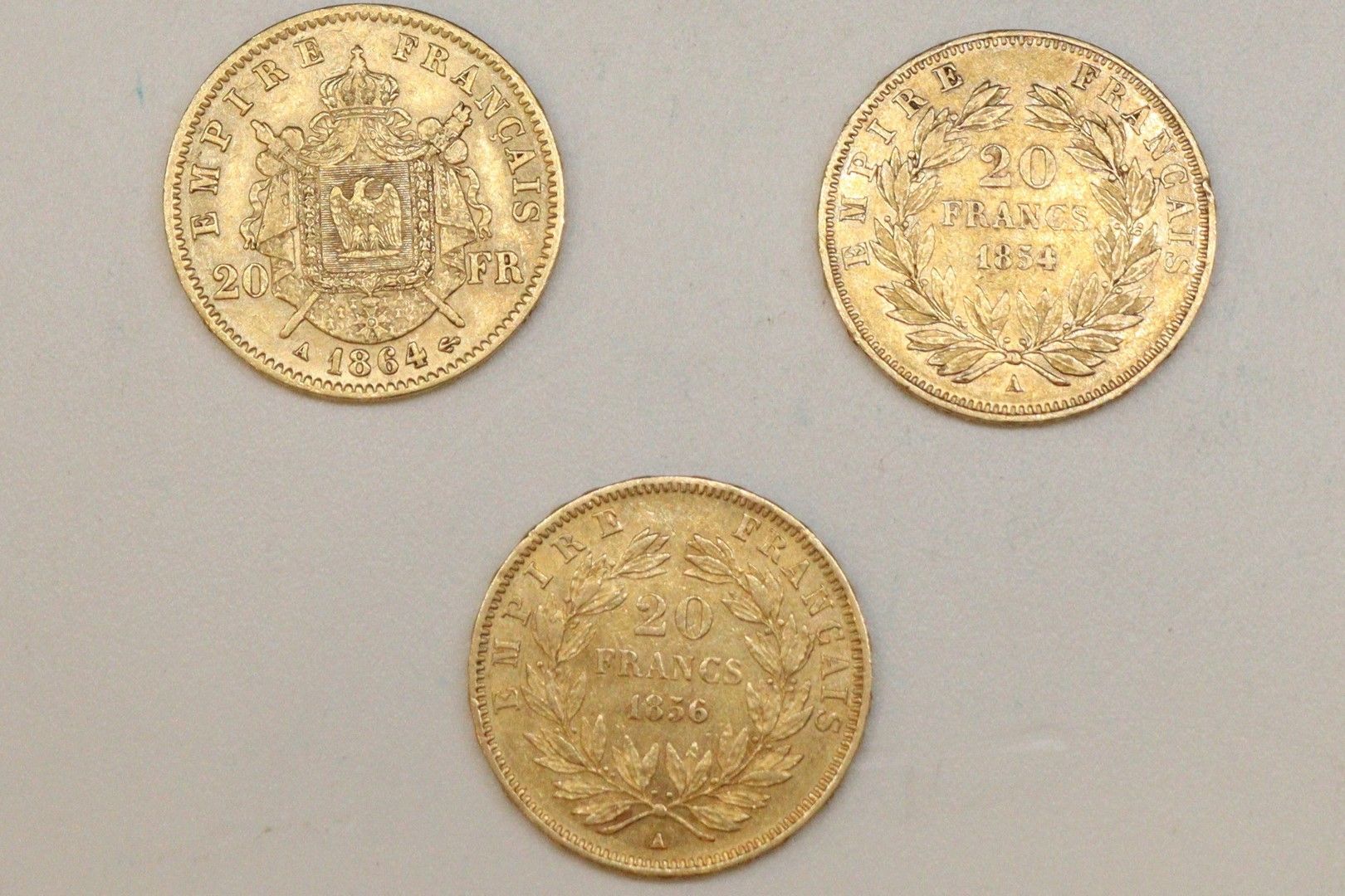 Null Lotto di tre monete d'oro tra cui : 

- 2 x 20 franchi Napoleone III a test&hellip;