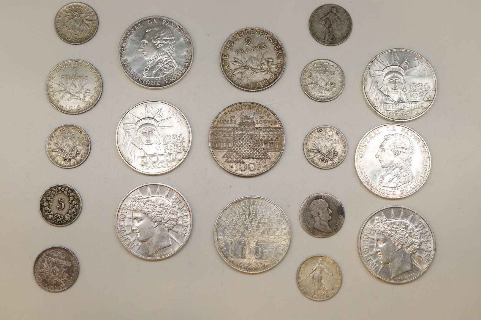 Null Lot von hauptsächlich französischen Silbermünzen, 19. Und 20. Jahrhundert. &hellip;