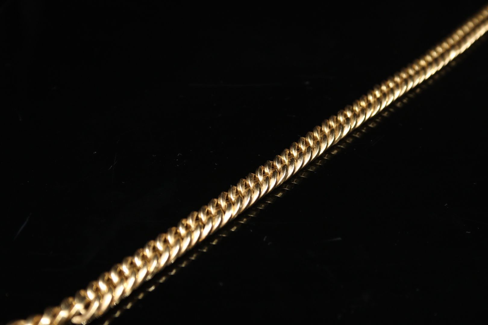 Null 
18K（750）黄金制成的Curbed项链。









项链尺寸：43厘米 - 重量：49.30克。





暂停条件下的销售。