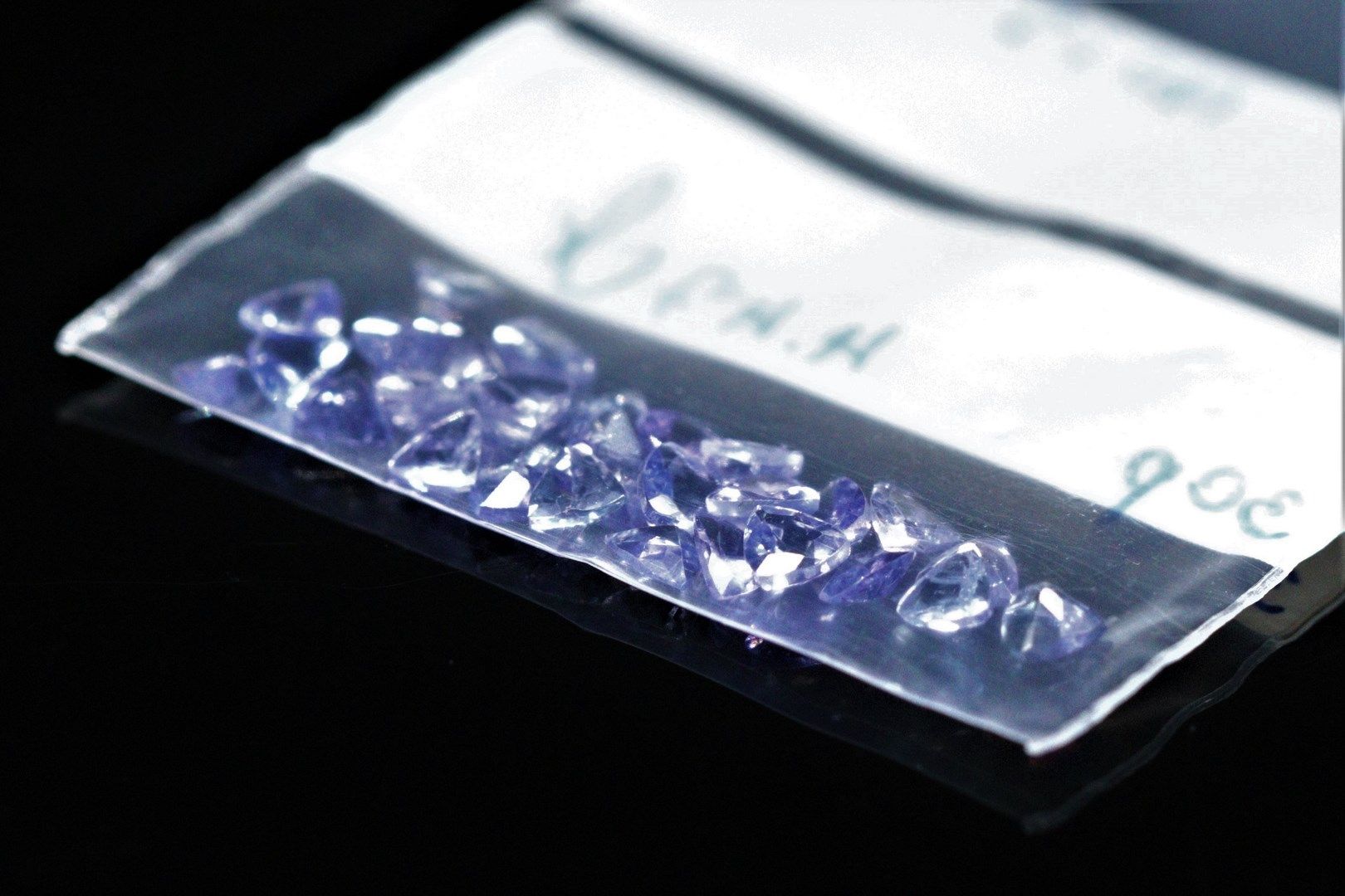 Null Mixture of thirty tanzanites trillion on paper. 

Total weight : 4.47 cts.