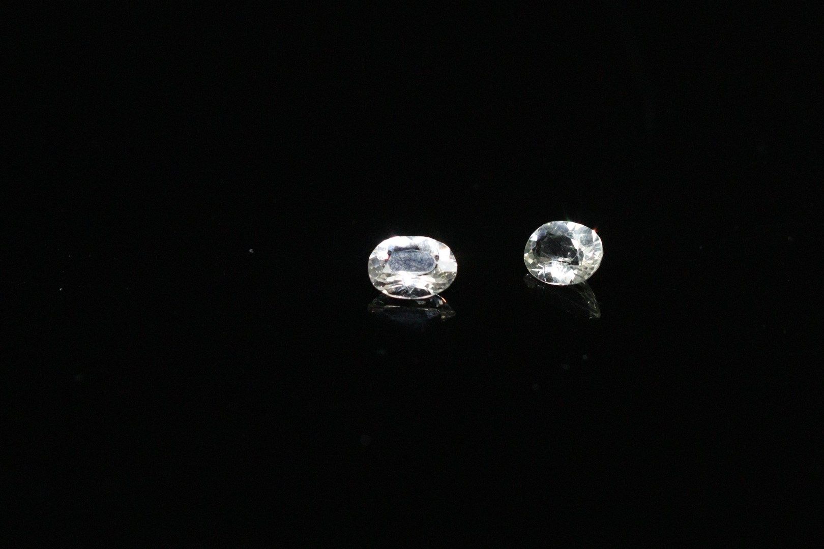 Null Pair of oval beryls on paper.



Total weight : 1.10 ct.