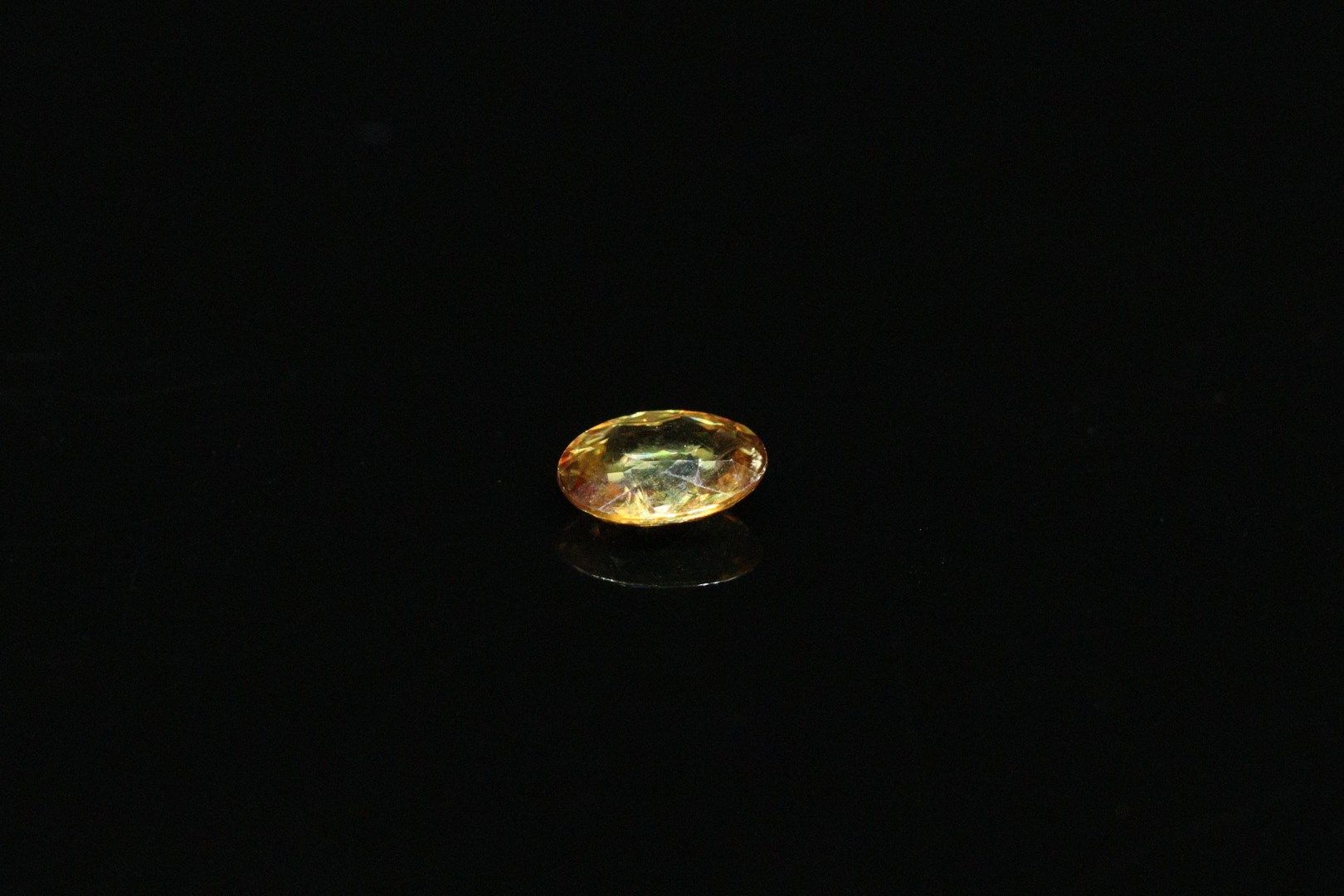 Null Sphene ovale sur papier. 

Poids : 1.00 ct.