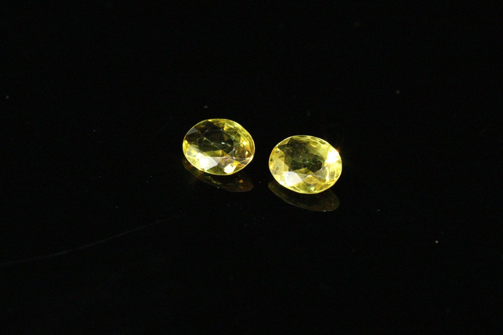 Null Pairing of yellow oval sapphire on paper. 

Total weight : 1.02 ct.