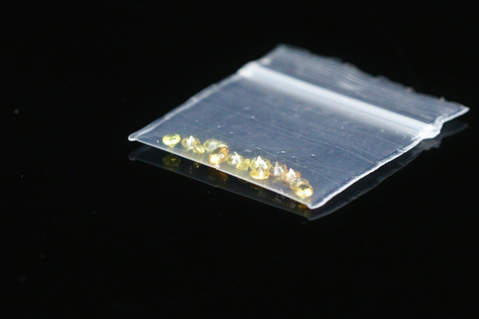 Null Mixed round yellow sapphire on paper. 

Total weight : 1.06 ct.