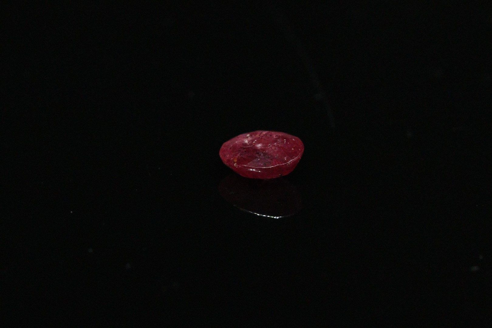 Null 椭圆形红宝石，纸质。

重量：3.01克拉。