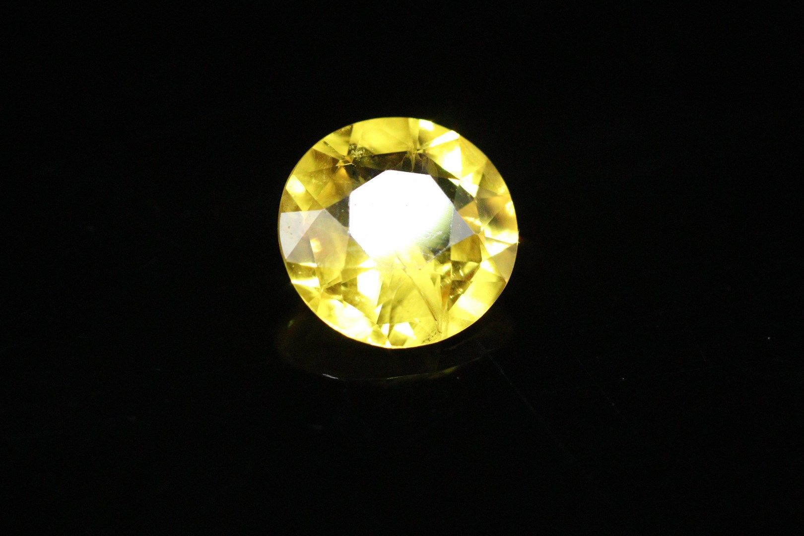 Null Saphir jaune soutenu rond sur papier.

Poids : 2.80 cts. 



Diamètre : 9mm