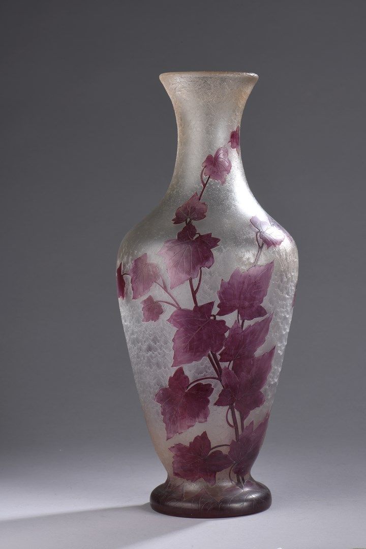 Null 勒格拉斯 - 圣丹尼斯 
一个带圆锥形颈部的基座上的巴斯特花瓶。白色玻璃证明，在磨砂背景上用酸性储备刻上藤叶装饰，并以紫色珐琅强化。 
在装饰中签名。&hellip;