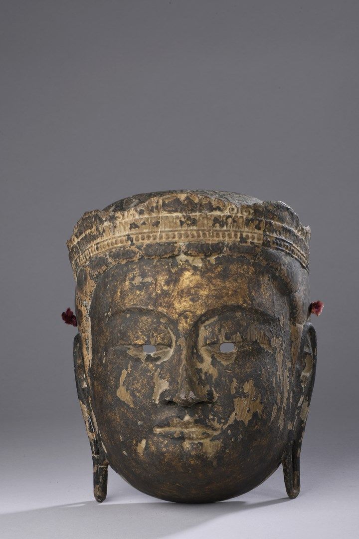 Null 日本 - EDO时期 (1603 - 1868)
黑漆木制观音面具，有黄金的痕迹，眼睛微微睁开，戴着皇冠（事故和修复）。 
H.26厘米