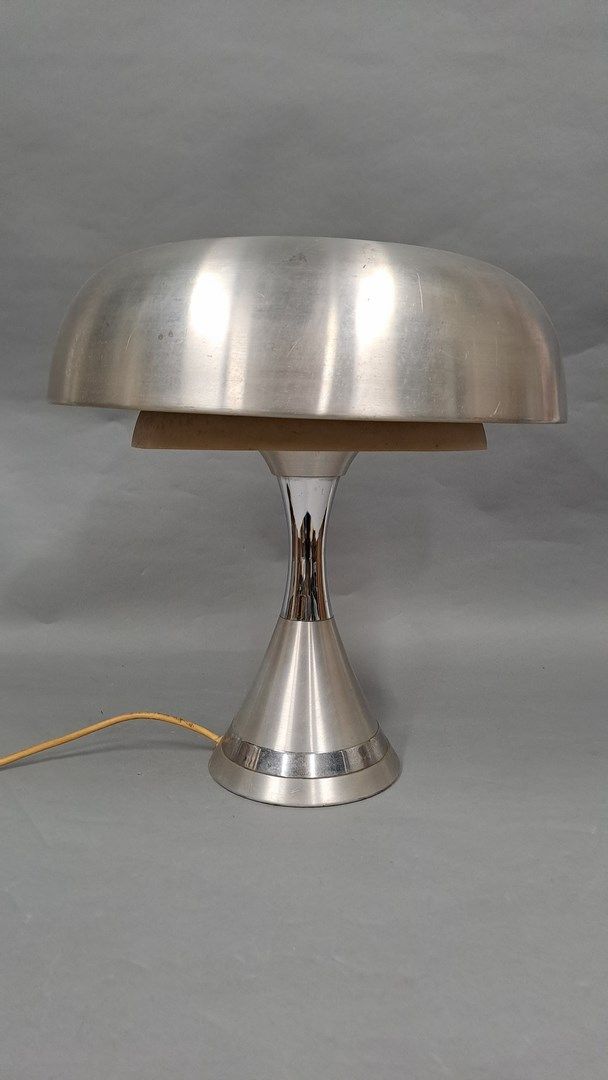 Null HARVEY GUZZINI (归属) 
一个镀铬的金属台灯，有一个圆锥形的底座和一个粉碎的蘑菇灯罩，中间打开，下部加倍。 
高43厘米