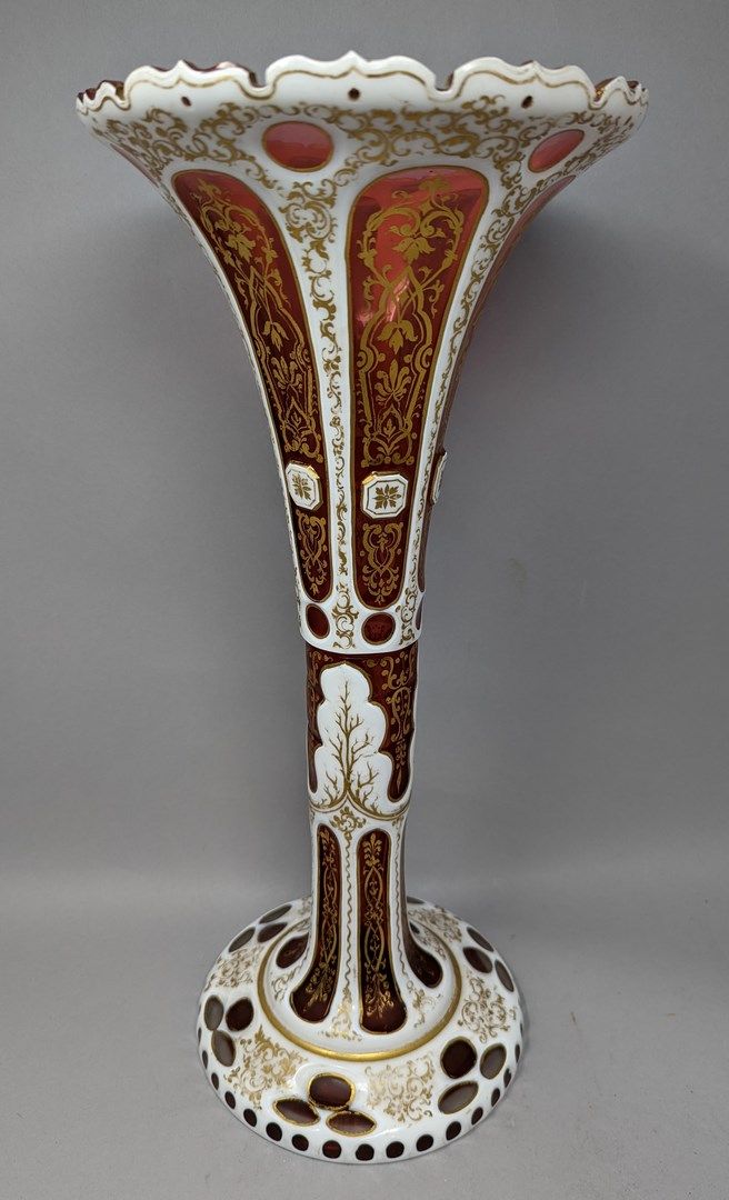 Null 红色镂空水晶花瓶，有镀金的交错装饰。19世纪。

高度：42厘米 - 颈部有一个缺口。
