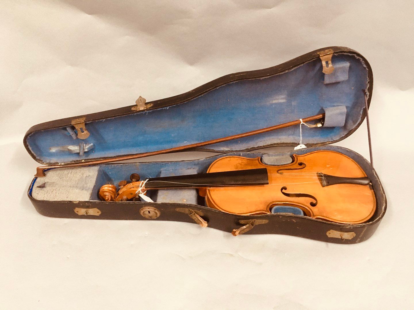 Null Un violon 3/4 de Mirecourt, 1930-1940.

Etiquette apocryphe "Marchi, 1962".&hellip;