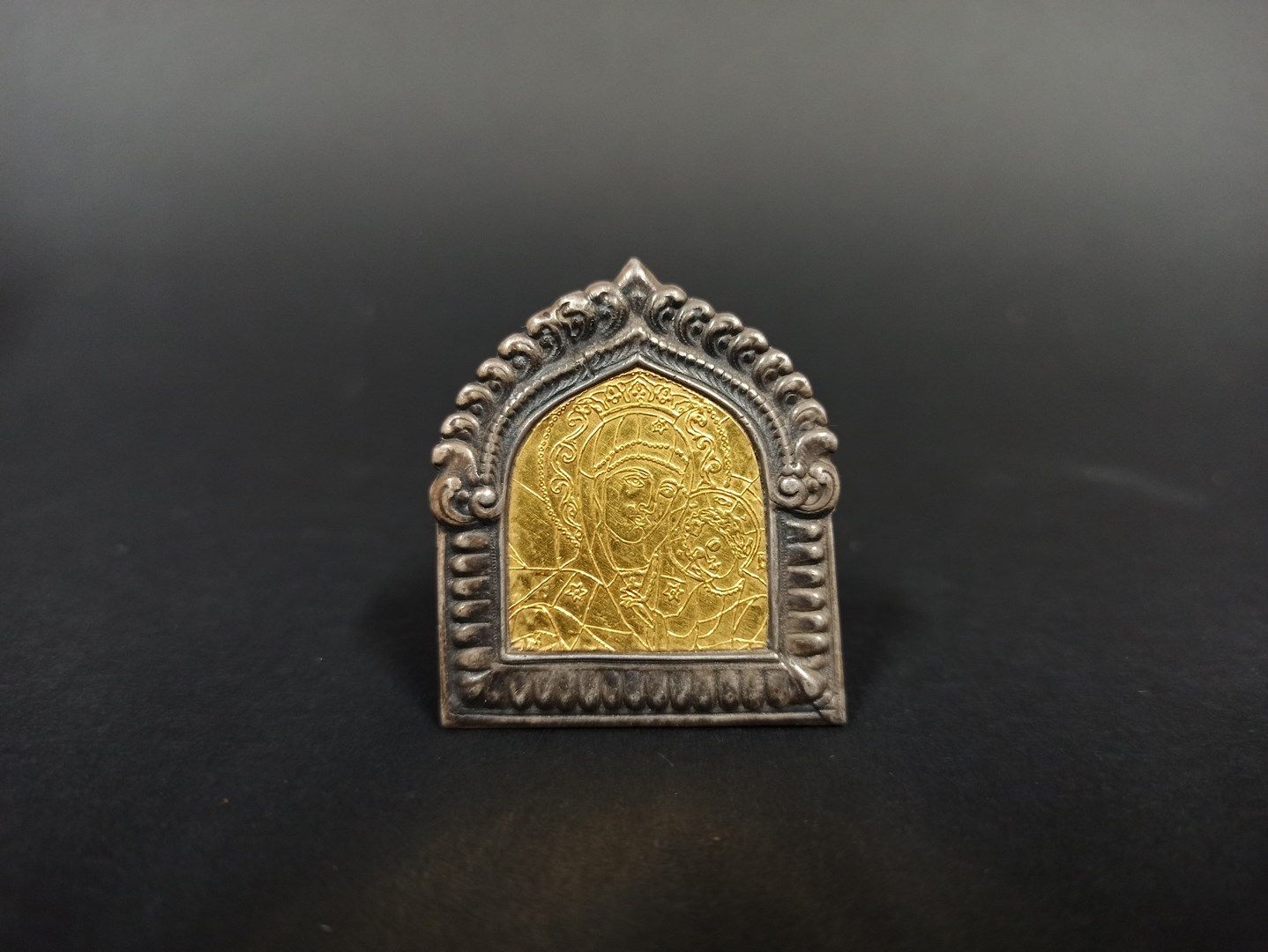 Null VERGINE E BAMBINO.
Piccola icona da viaggio in oro, conservata in una corni&hellip;