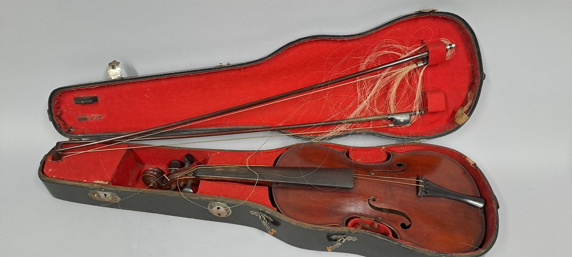 Null Mirecourt 4/4小提琴，约1900年，medio-fino型号。
360毫米。有箱子和两个蝴蝶结。