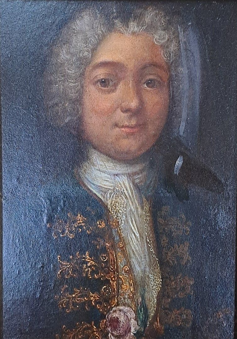 Null 法国学校
18世纪中叶 (在品味中)

一位穿半身衣的绅士的肖像，他的外套上有一朵用金线缝制的玫瑰。
板面油画（旧清漆被弄脏）。

H.18.4-W &hellip;
