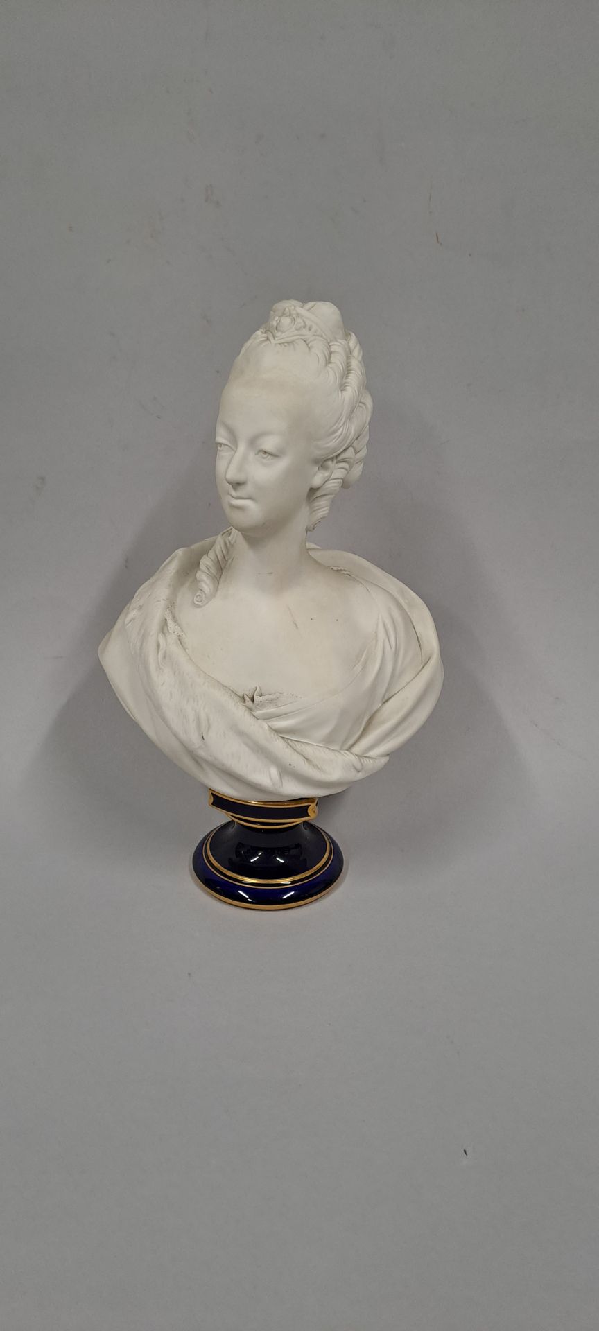 Null SÈVRES - 20th century, 
Bisque porcelain bust of Marie-Antoinette, on a blu&hellip;