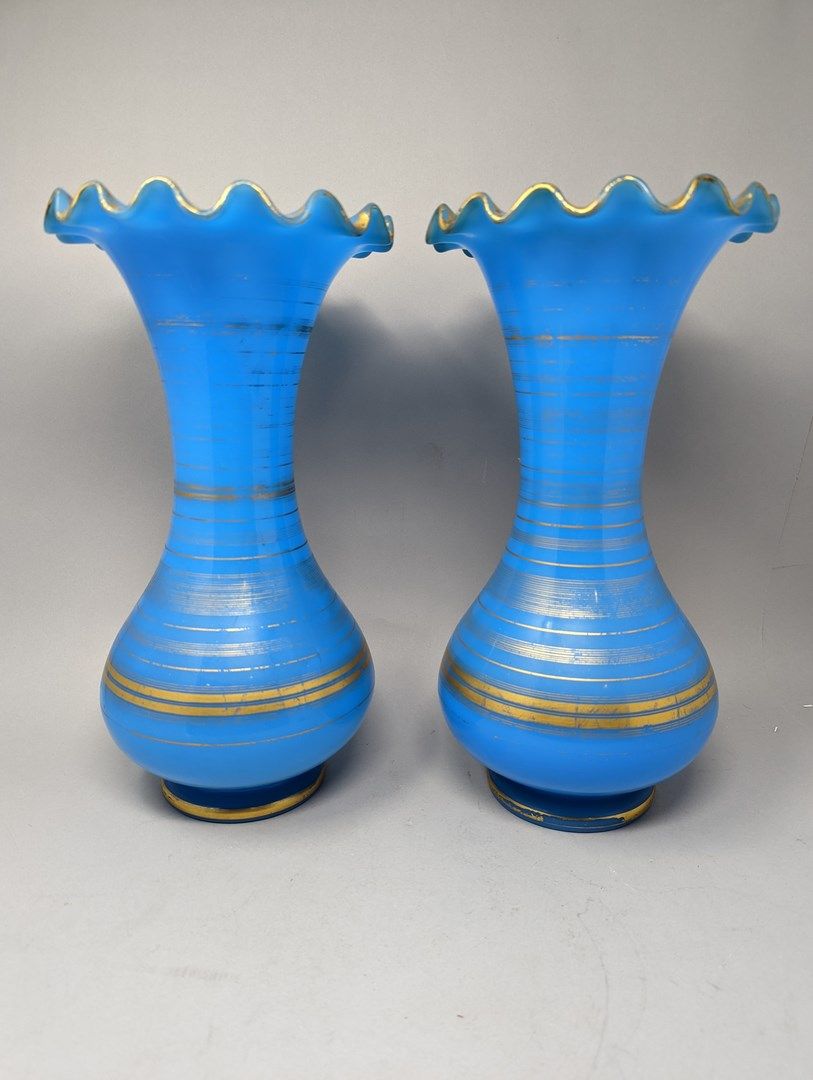 Null Paire de vases à col évasé en opaline bleue et filets or. XIXème.

Ht. : 35&hellip;