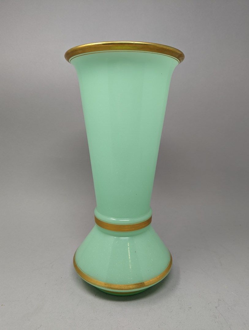 Null 青花瓷乳白色花瓶，颈部呈喇叭状，勾勒出四条金丝。19世纪。

高度：30厘米。
