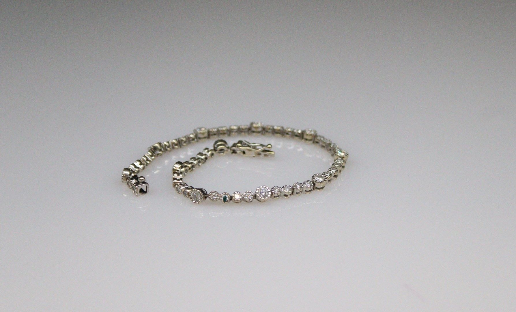 Null Bracelet in 18k (750) white gold decorated with diamonds. 
Wrist size : app&hellip;