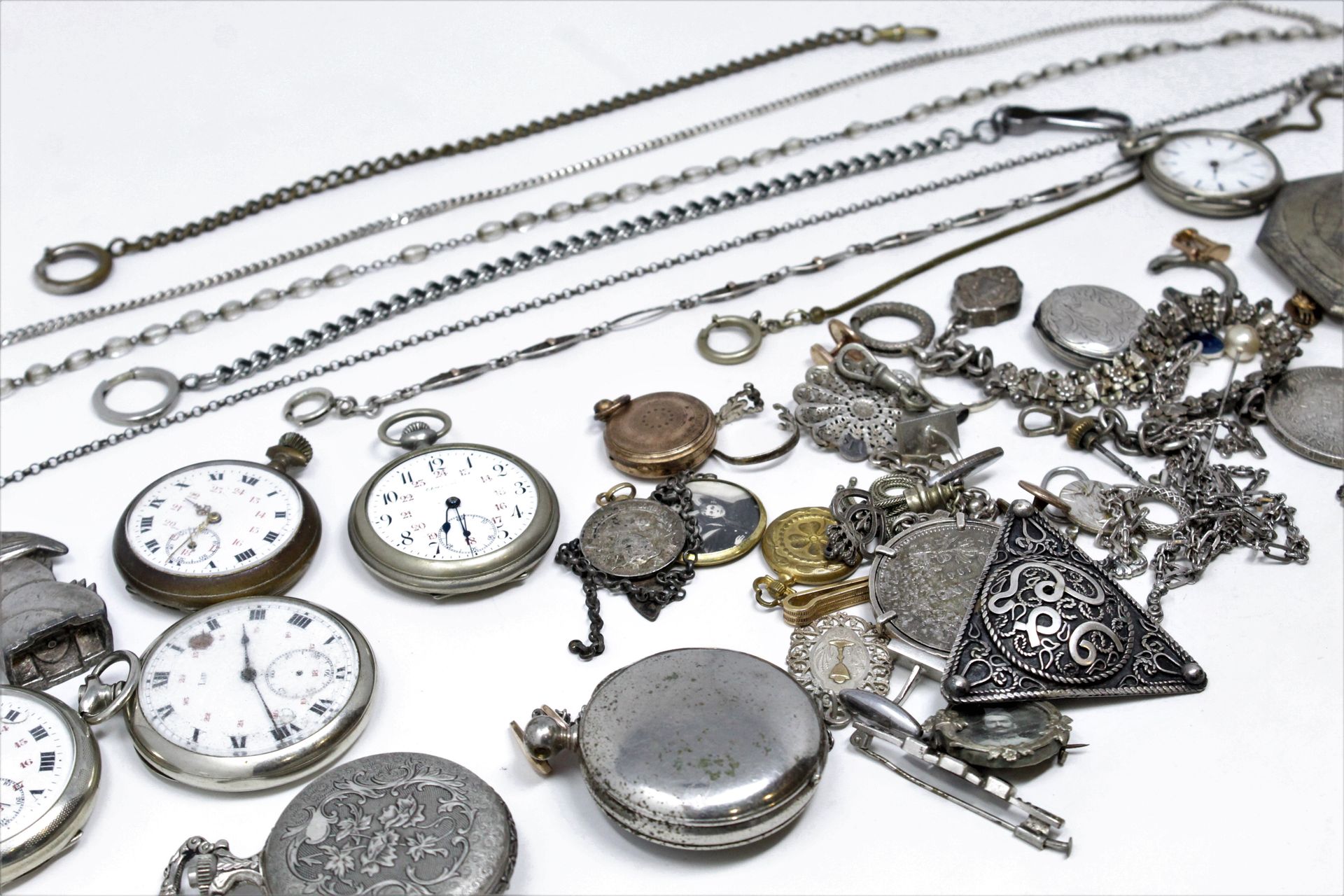 Null Lote de joyas y retales de plata que incluye broches, colgantes, relojes de&hellip;
