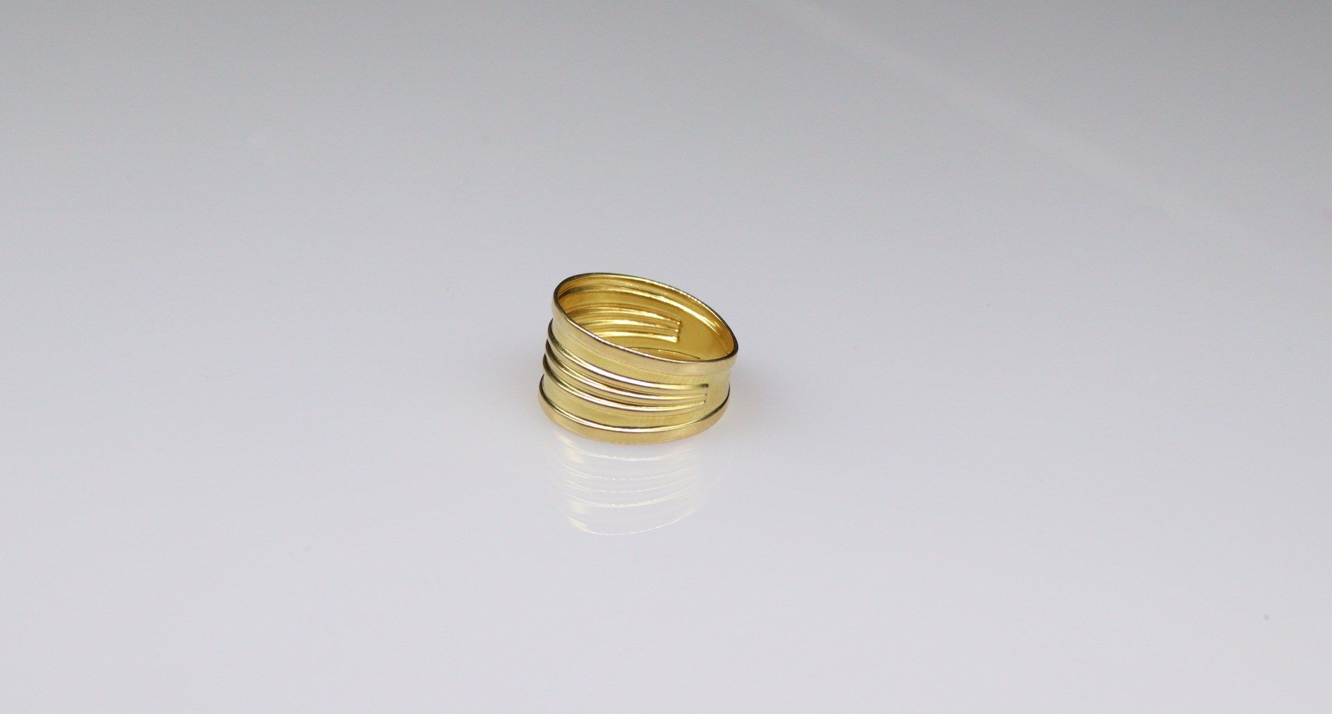 Null 18K（750）黄金带环
手指大小：55 - 重量：2.5克。