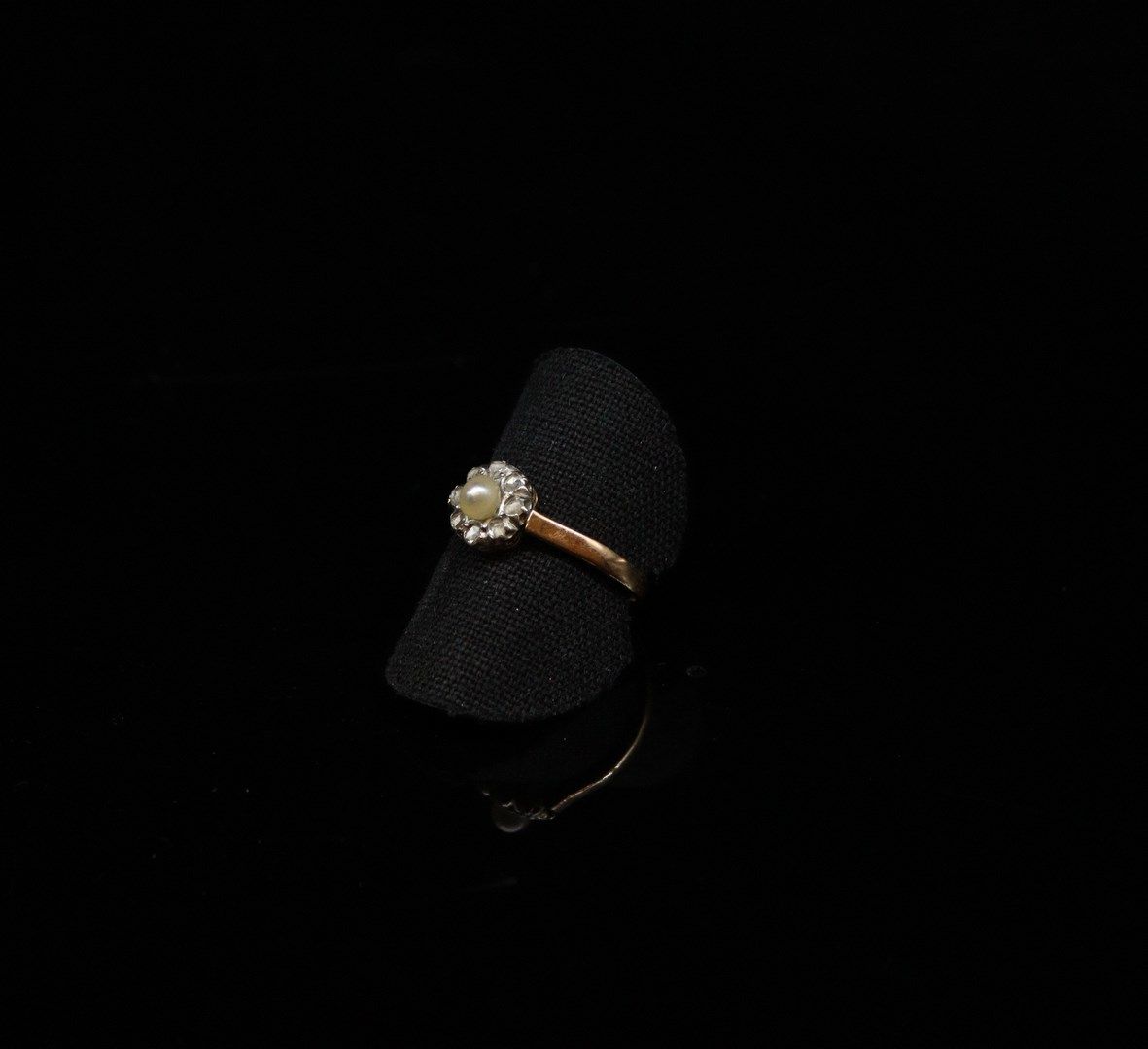 Null 18k (750)玫瑰金和白金雏菊戒指，在一圈玫瑰切割钻石中镶嵌一颗珍珠。 
手指大小：57 - 毛重：2.4g。