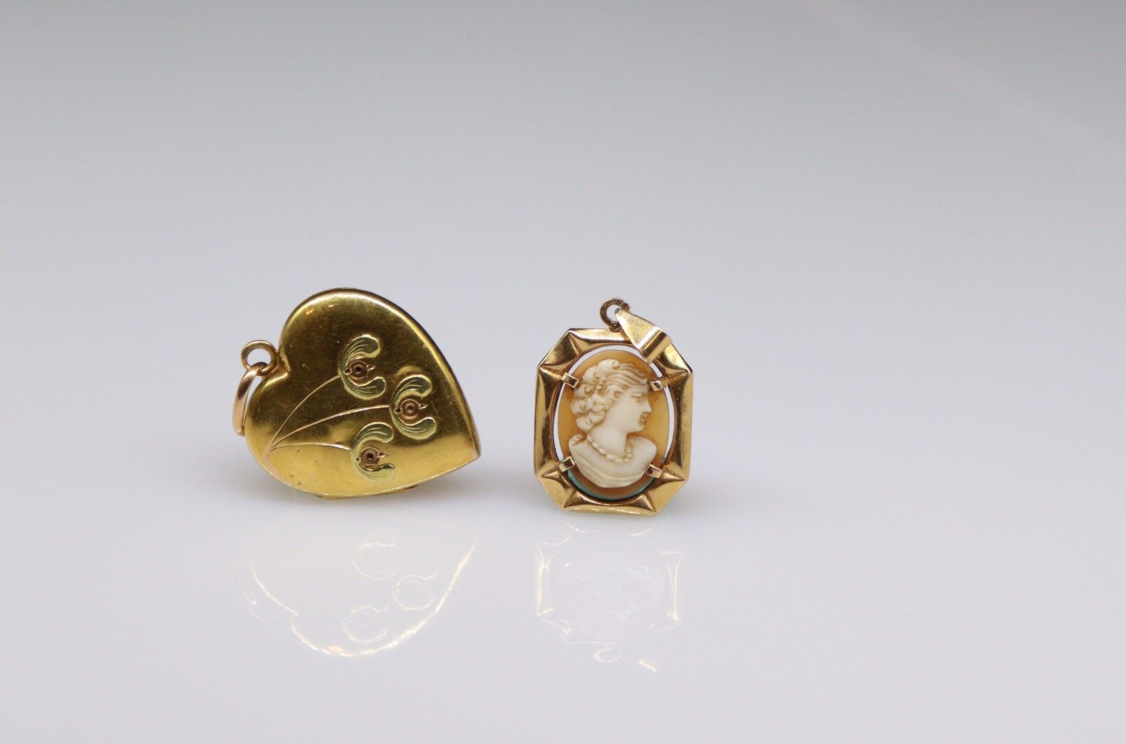 Null 18k (750) yellow gold lot composed of a pendant holding a cameo with a youn&hellip;