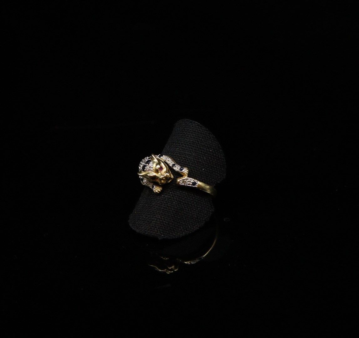 Null 18K（750）黄金豹戒指，镶嵌钻石和蓝宝石。眼睛镶嵌着红宝石。 
以卡地亚的风格。 
手指大小：57.5 - 毛重：4.7g。
