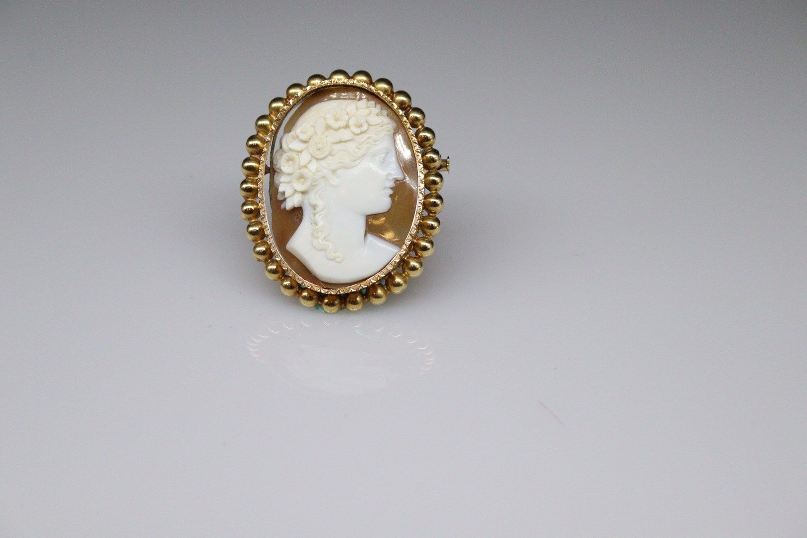 Null 18k (750) yellow gold brooch with a shell cameo. 
Gross weight : 11.25 g.