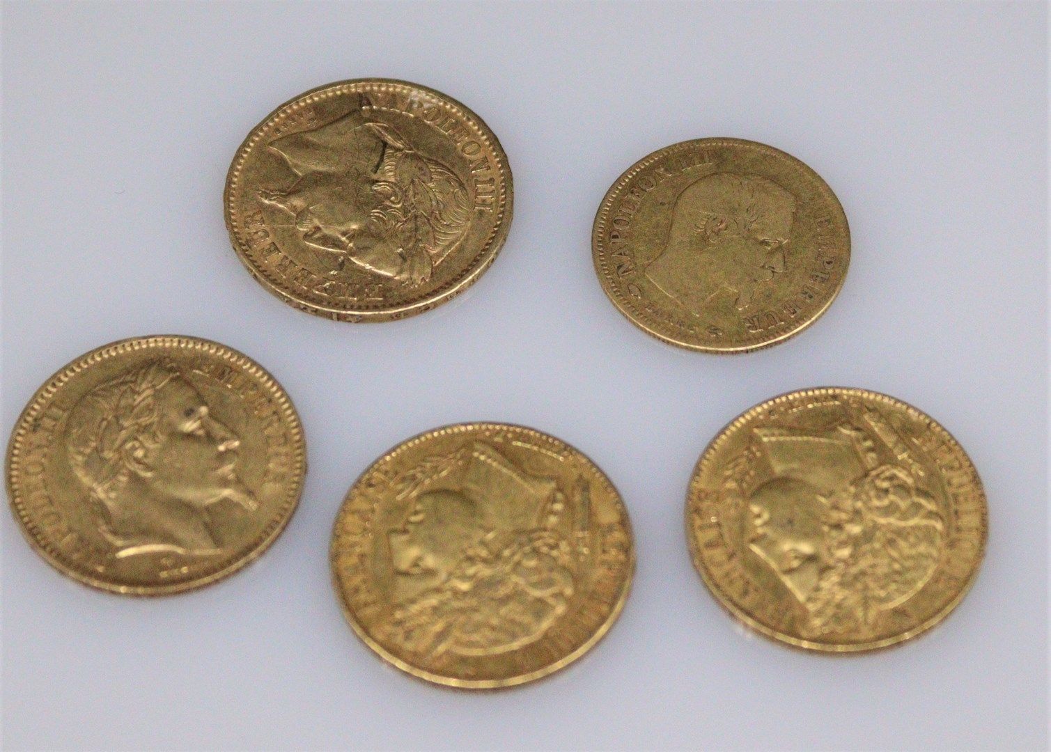 Null Lote de cinco monedas de oro que incluye :
- 2 x 20 francos Napoleón III ca&hellip;