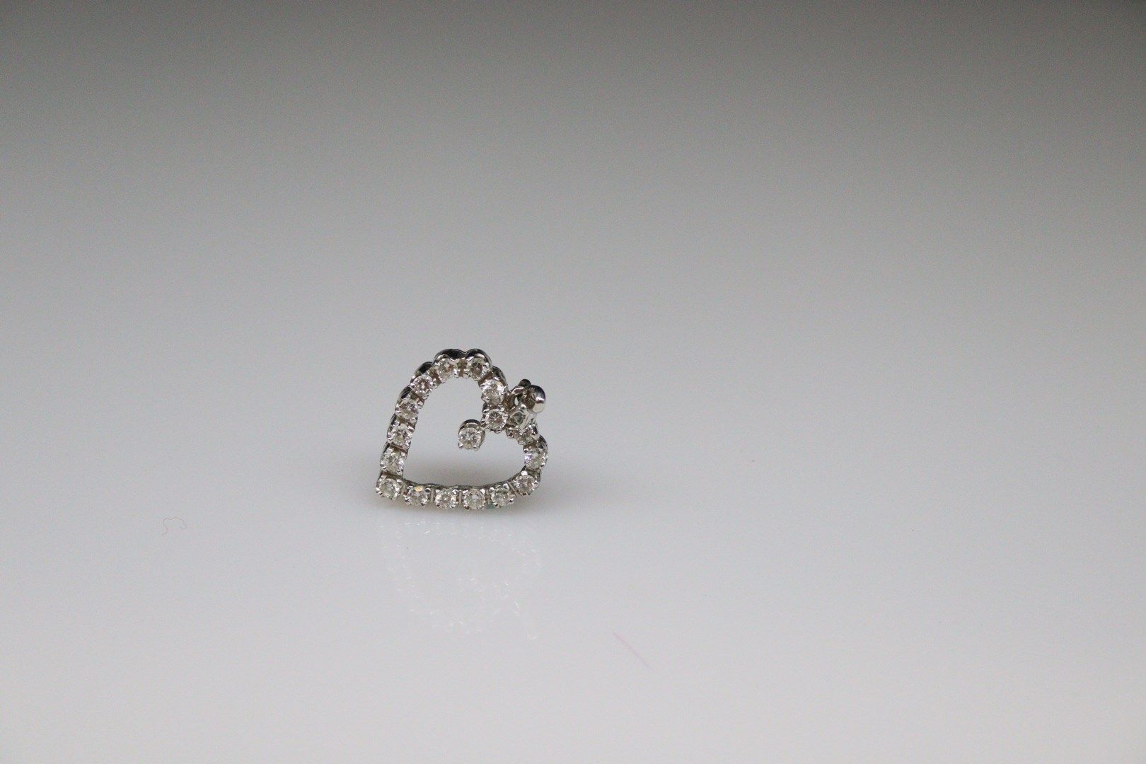 Null Pendentif coeur en or gris 18k (750) ornée de diamants.
Dim.: 2.5 x 2 cm - &hellip;