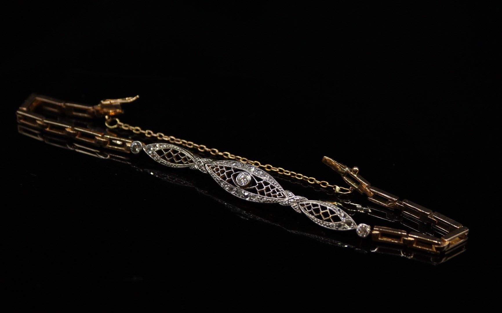 Null 18k (750)黄金和白金矩形网状手镯，手持三个镂空梭子，镶嵌玫瑰式切割和明亮式切割钻石。
直径：约6厘米 - 总重量：12.6克。