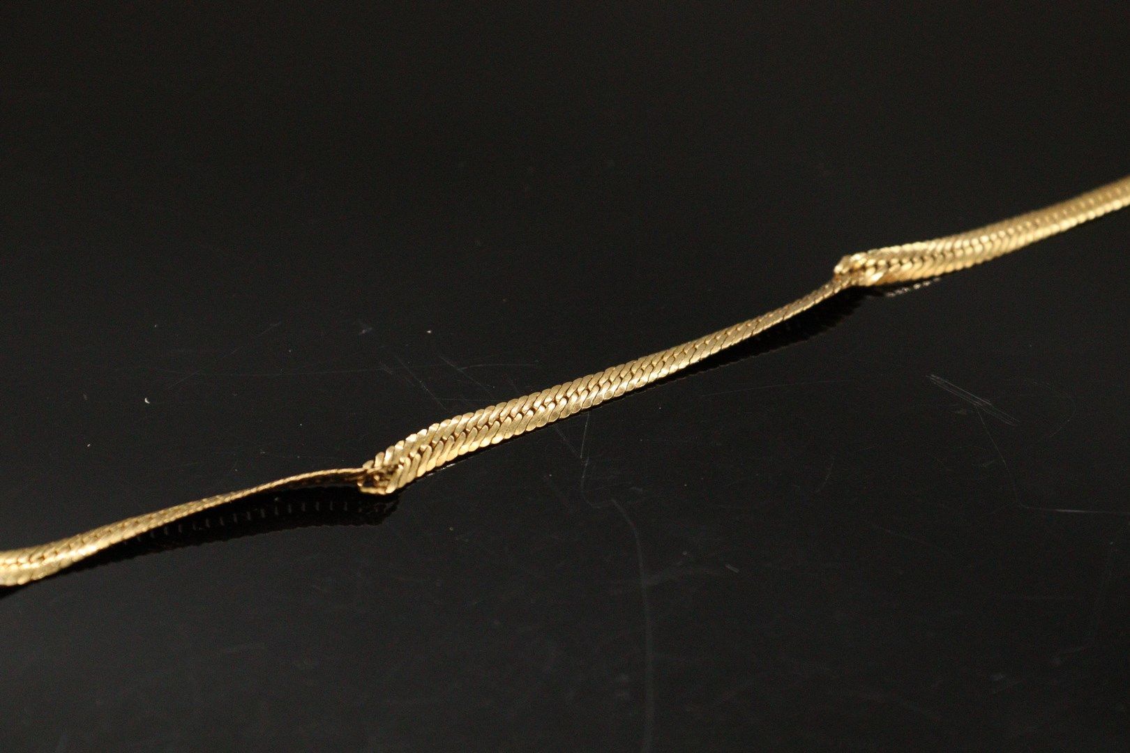 Null Bracelet in yellow gold 18K (750) snake chain (accident).
Weight : 4.20g.