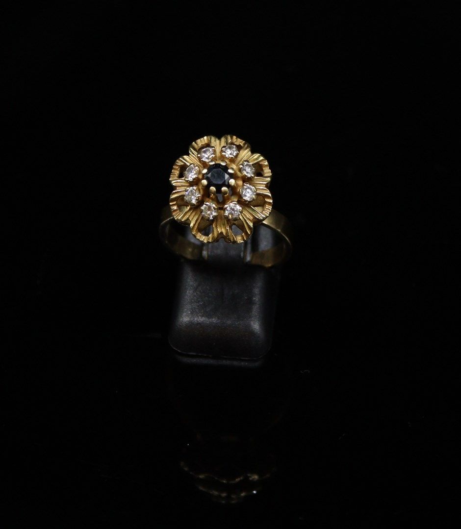 Null 18k (750)黄金戒指，镶嵌着一颗圆形蓝宝石，并由八颗钻石组成。 
手指大小：58 - 毛重：5.96克。 
(筹码)