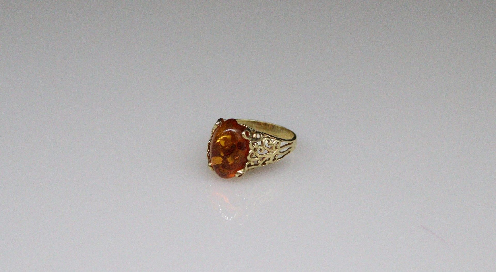 Null Anello traforato in oro giallo 18 ct. (750) con cabochon d'ambra.
Misura de&hellip;