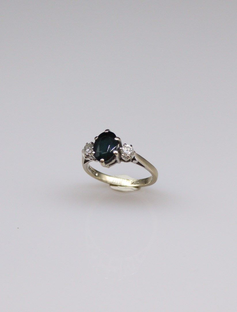 Null 18K（750）白金戒指，镶嵌一颗椭圆形蓝宝石和两颗钻石。 
手指大小：51 -总重量：3.1克。