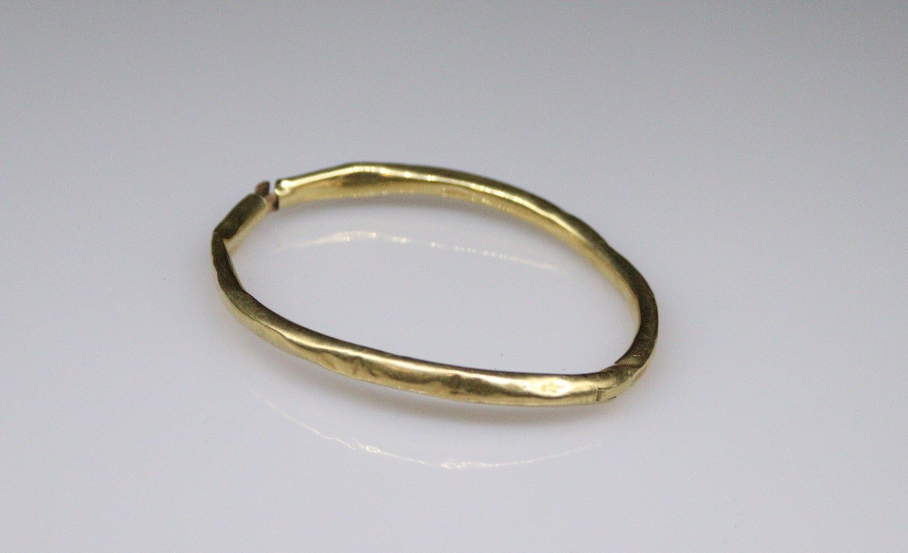 Null Bruchstück eines Armbands aus 18 Karat Gelbgold (750). 
Gewicht: 9,55 g.