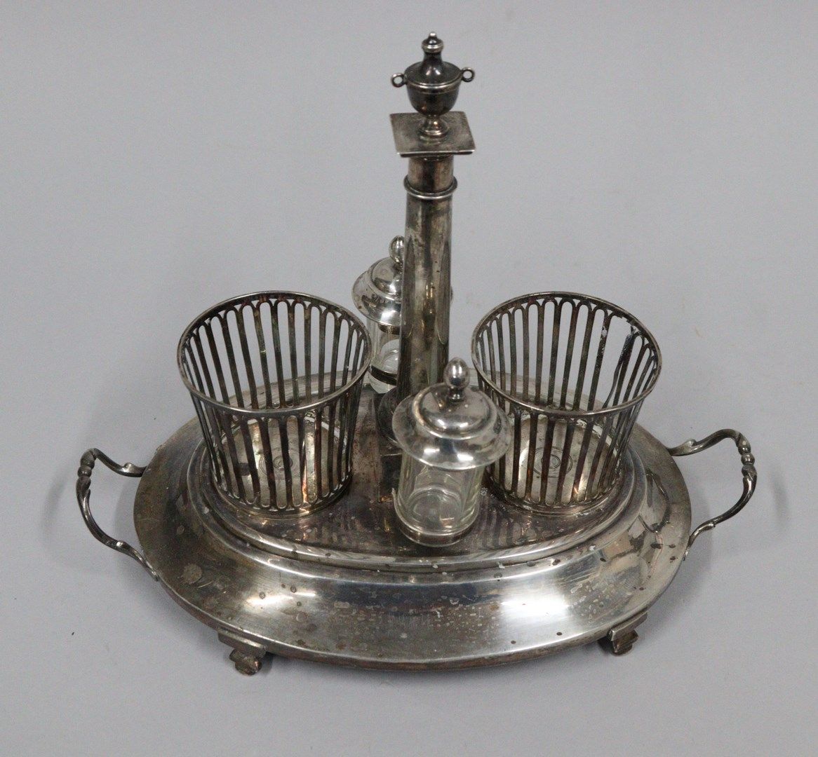 Null 银质油坩埚和醋架，标记为巴黎，时间为1781-1789年。
重量：750克 - 玻璃器皿，破损的塞子支撑。