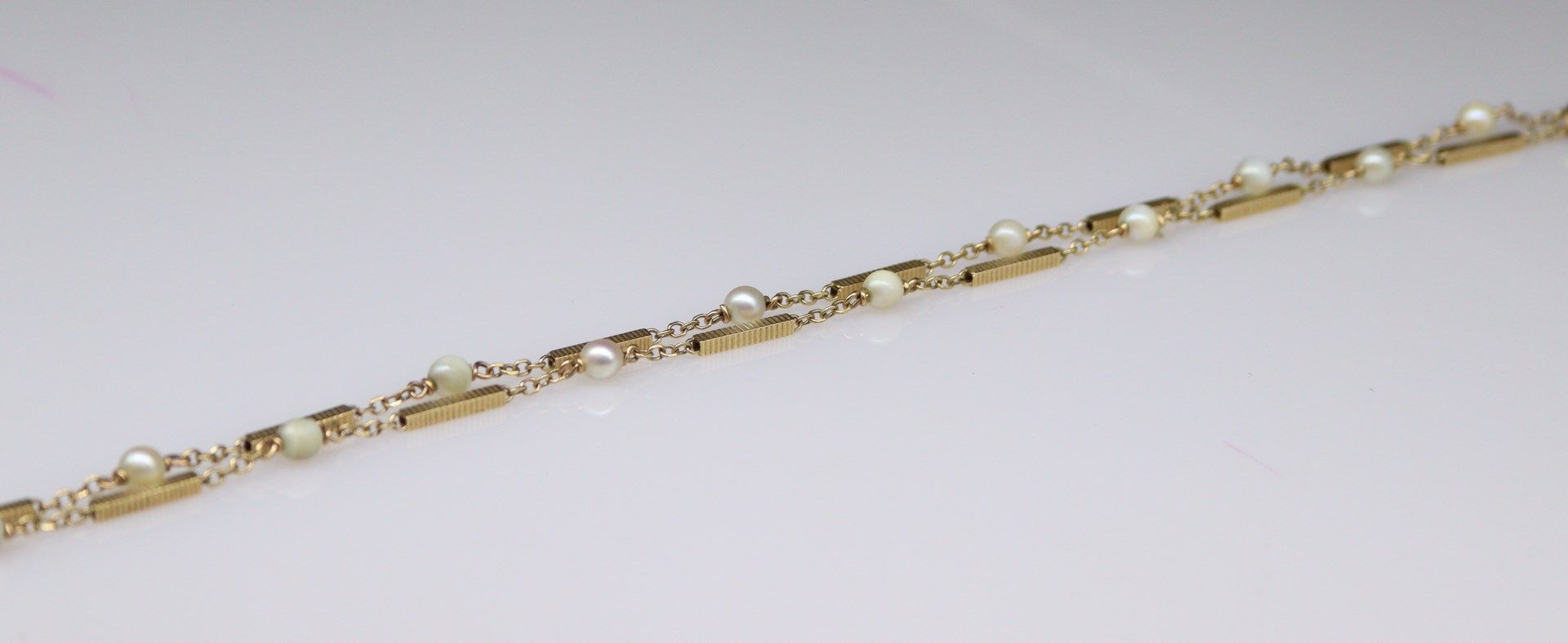 Null Collier en or jaune 18k (750) alterné de perles. 
Tour de cou : 58 cm. - Po&hellip;