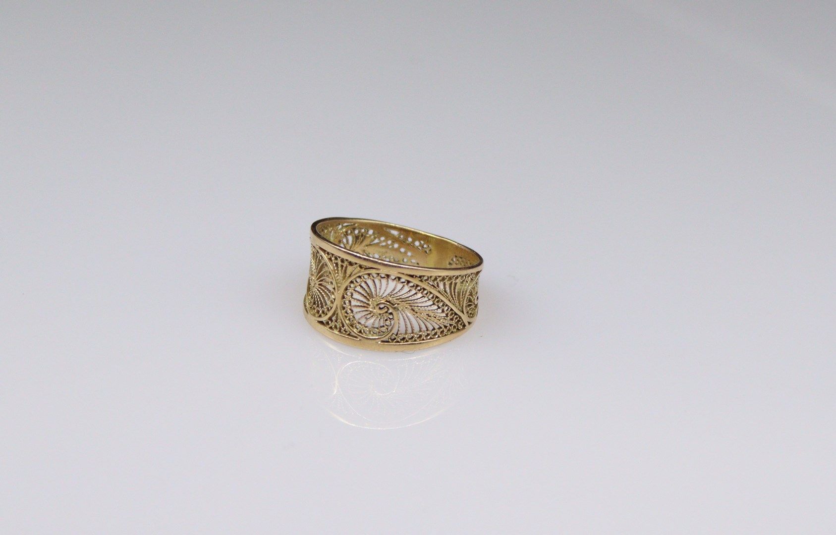 Null Ring aus 18-karätigem Gelbgold (750) mit Filigranmuster. 
Fingerumfang: 61 &hellip;