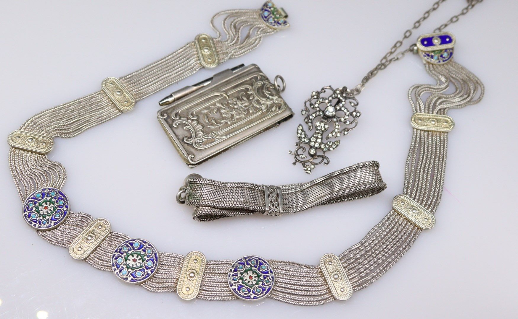 Null 一批银质珠宝(800件)包括: 
- 一条大型多行项链和珐琅彩戒指。 
- 银珠编织手链(意外) 
- 诺尔曼圣灵项链，带水钻 
总毛重：127.4克&hellip;