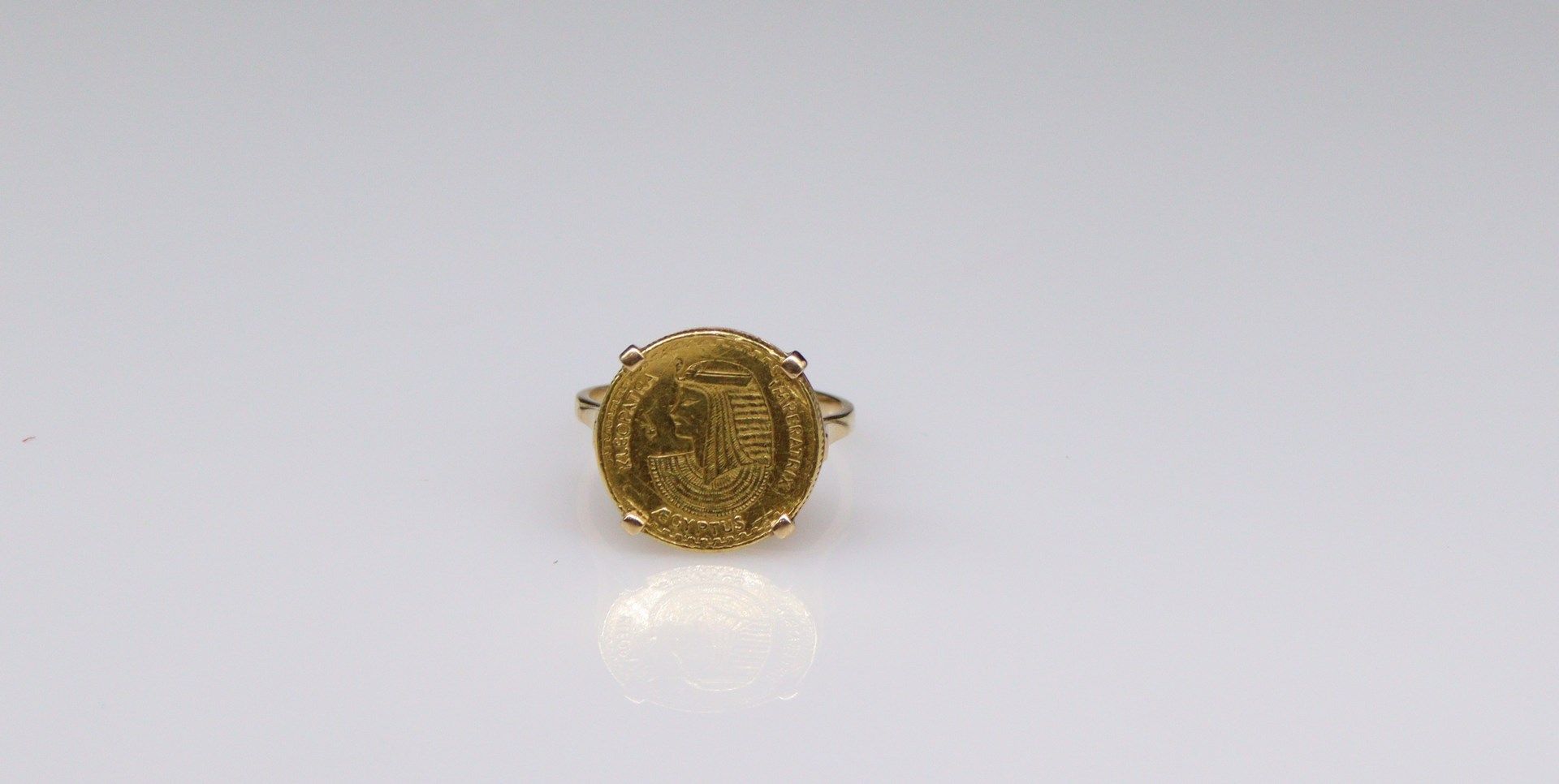 Null 18K(750)黄金戒指，镶嵌着一枚埃及硬币。
重量：4,75g。