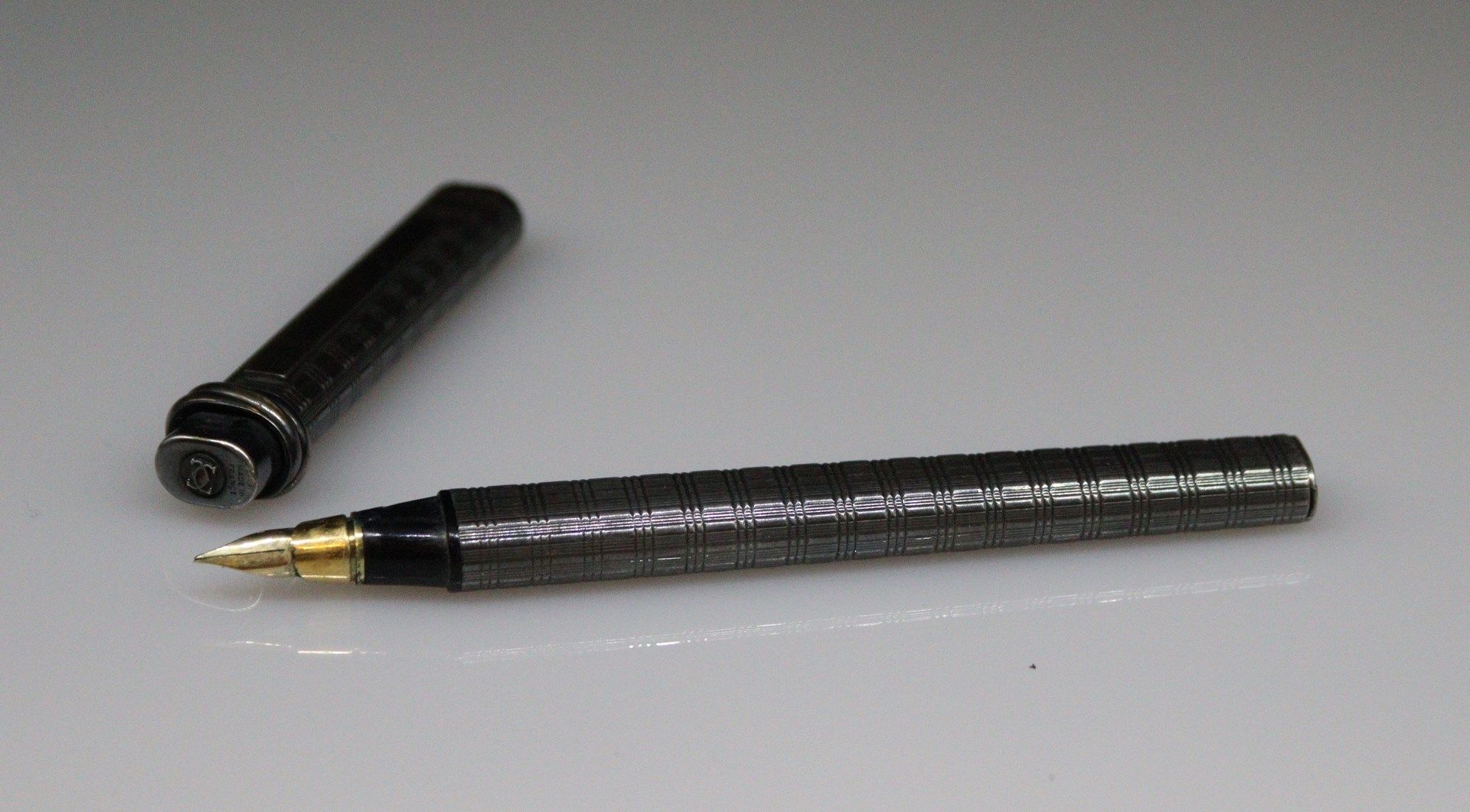 Null 卡地亚
金属钢笔。笔尖为18K黄金。 
TRINITY "模型
有图案，有签名，有编号。 
(改造)