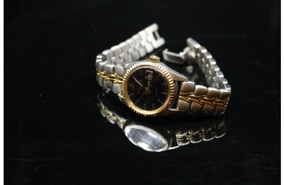 Null BAUME&MERCIER
Montre bracelet de dame, en métal doré et argenté, cadran à f&hellip;