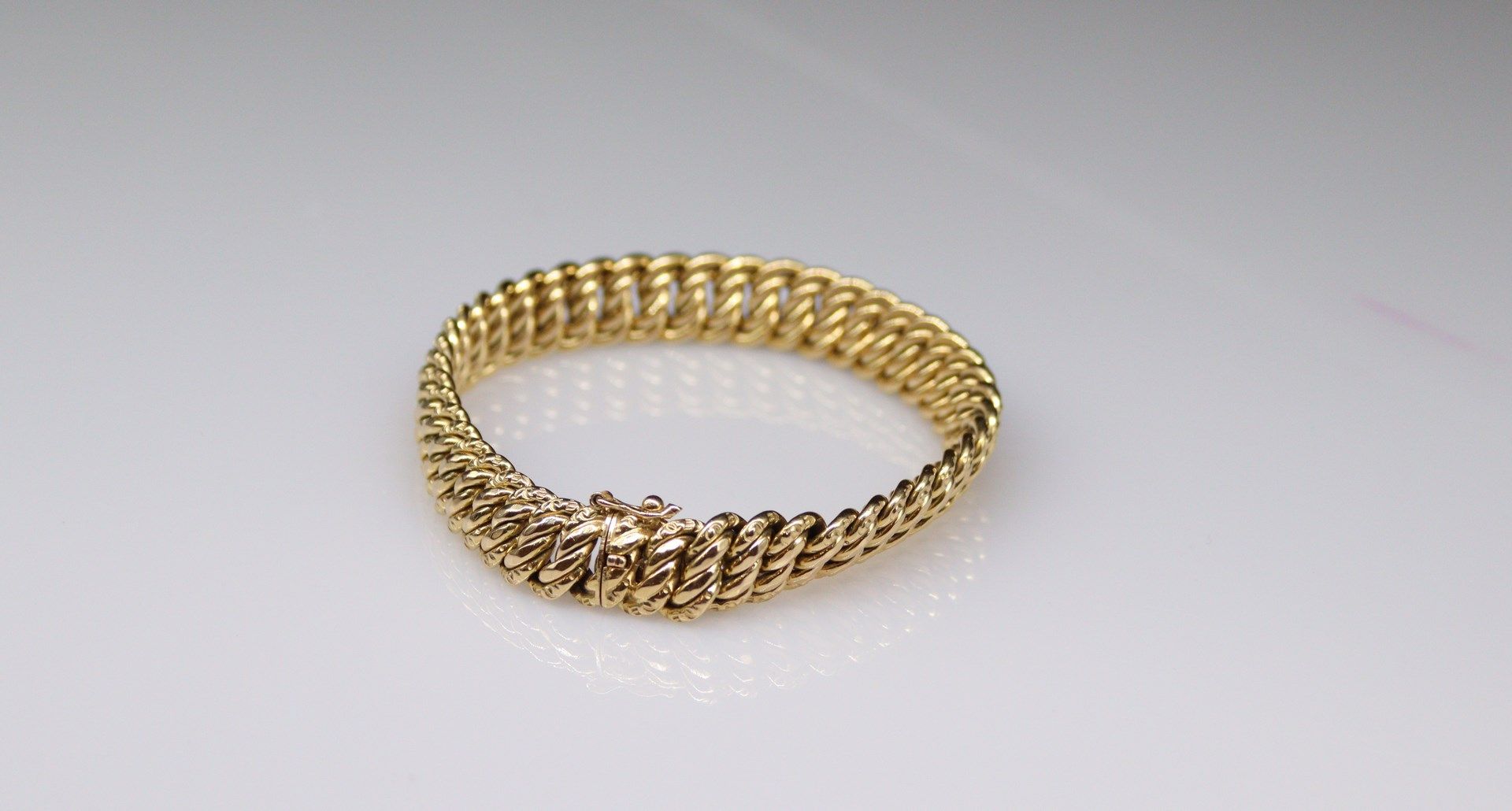 Null Bracelet in yellow gold 18k (750), with American mesh. 
Weight : 18,74 g.