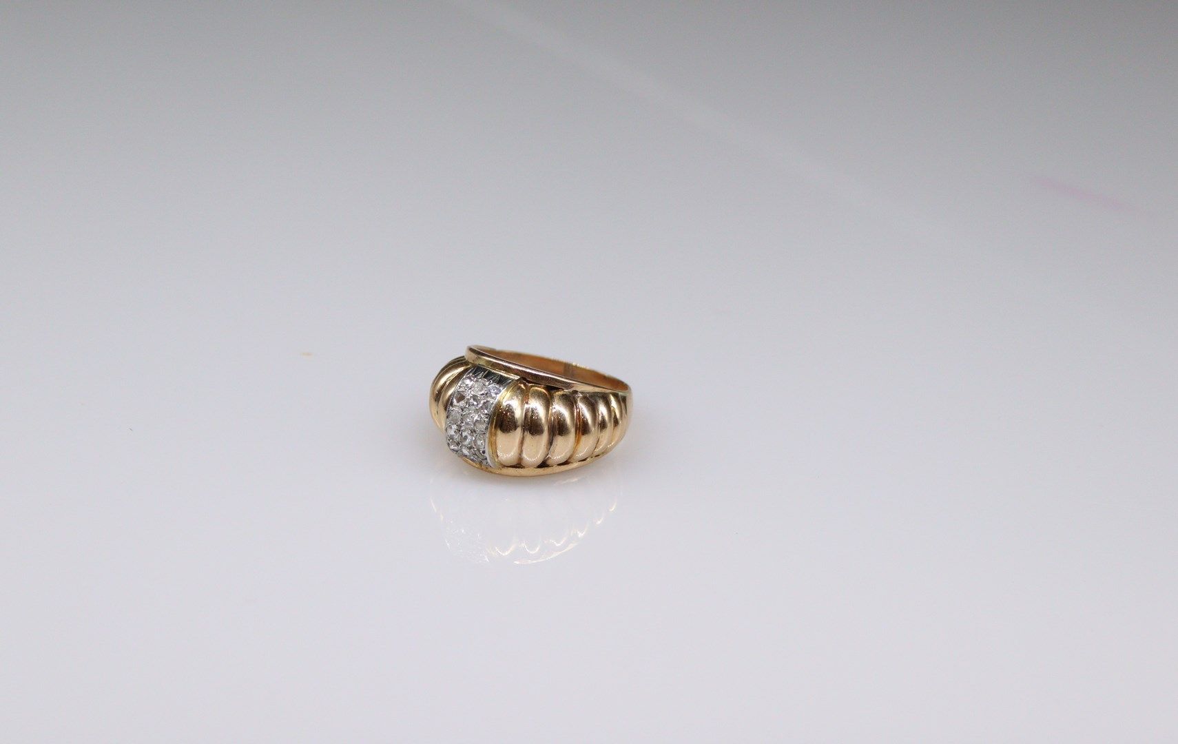 Null 18K(750)黄金和白金戒指，镶有钻石铺面。
手指大小：61 - 毛重：9.6g。