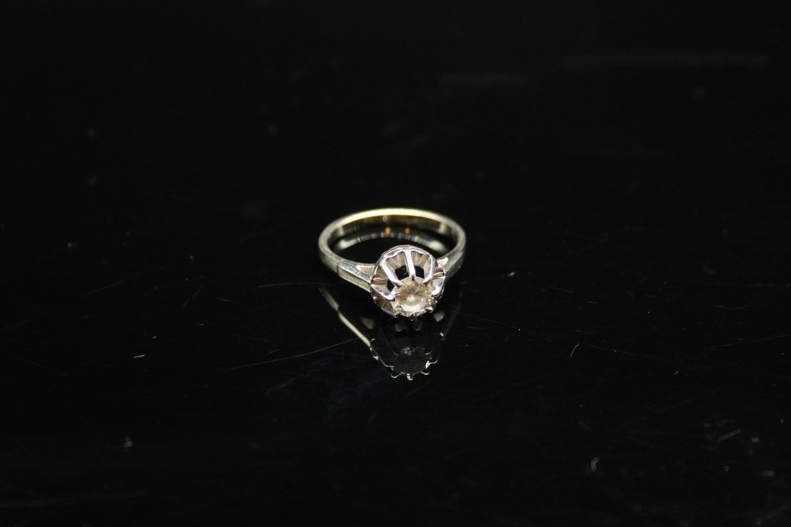 Null Solitaire en or gris 18k (750) et platine orné d'un diamant d'environ 0.25 &hellip;