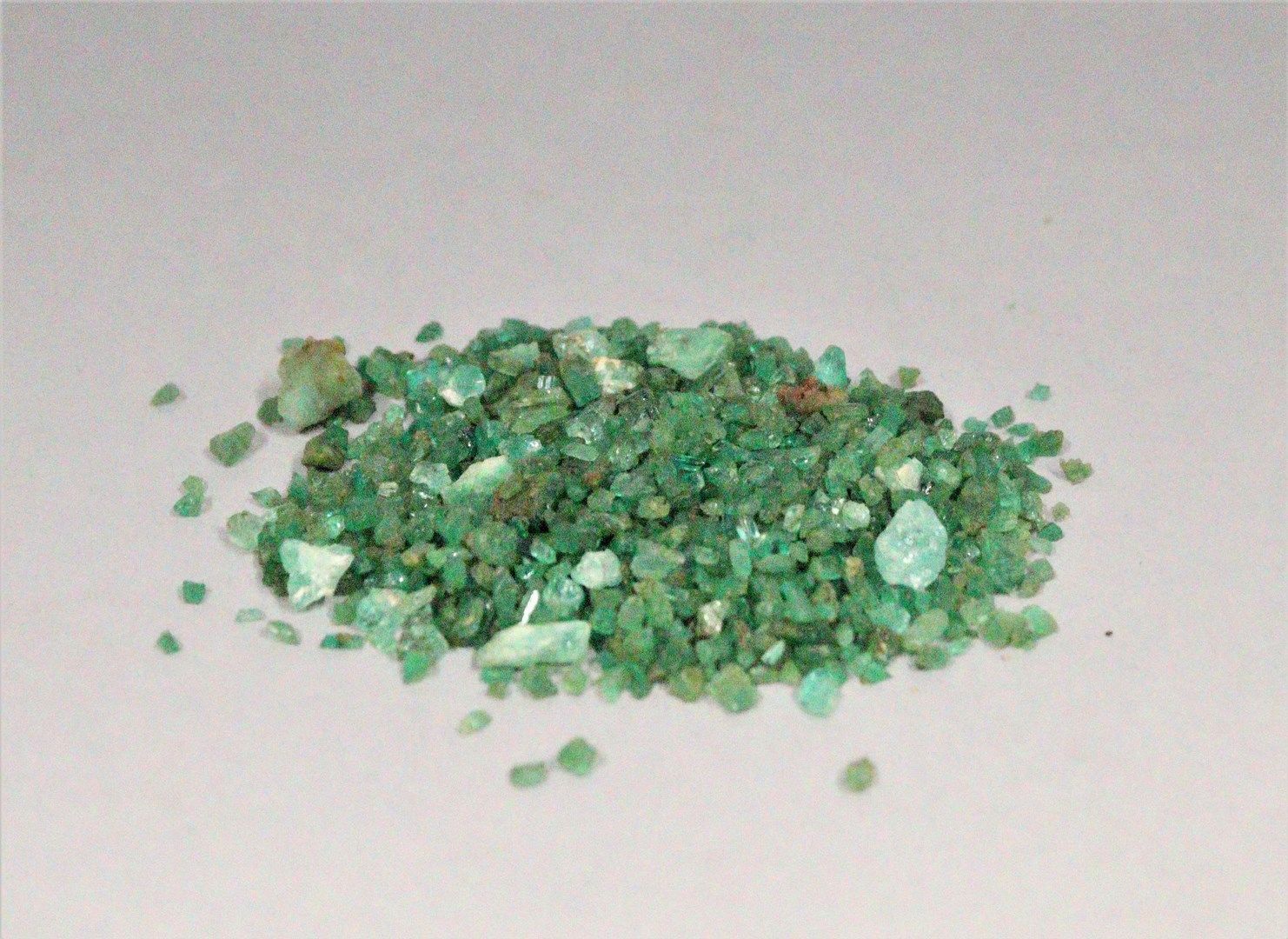 Null Lot of rough emeralds on paper, various sizes. 
Weight : 350 cts.