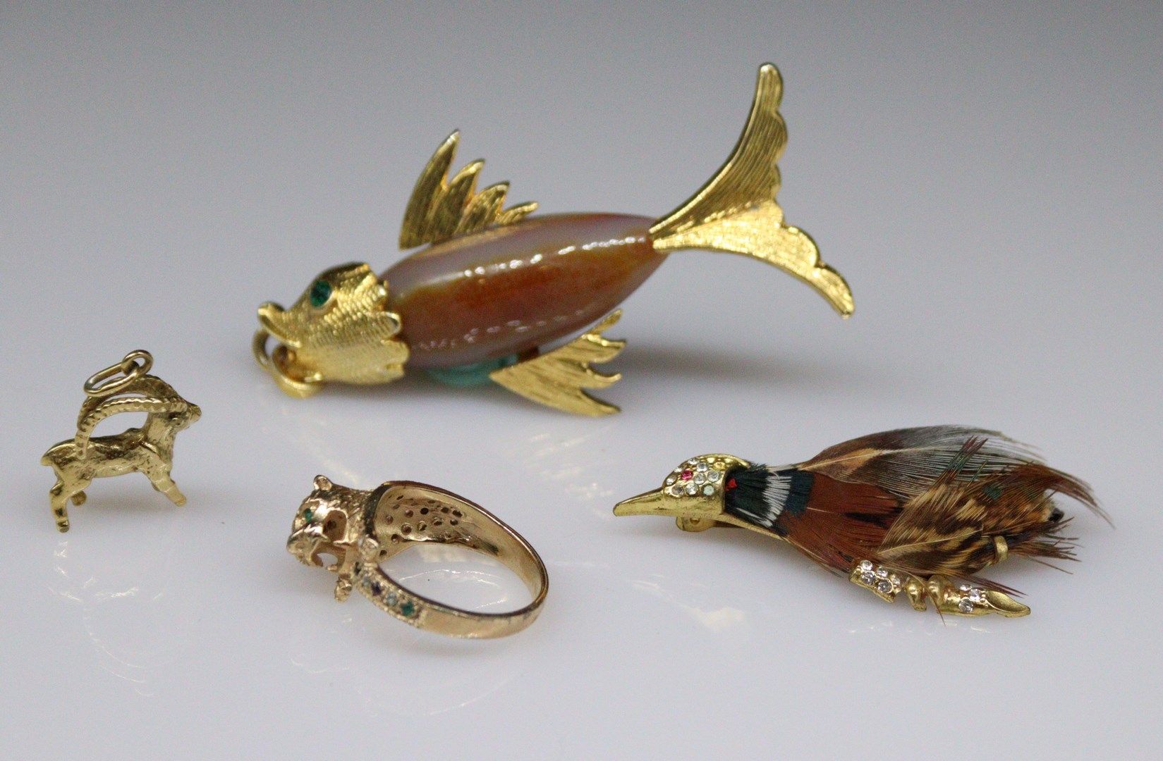 Null Lot de bijoux fantaisies représentant des animaux en métal doré comprenant &hellip;